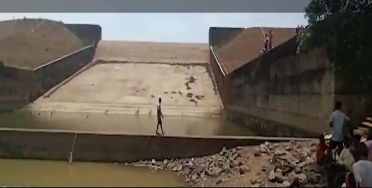 Hindistanda məmur mobil telefonuna görə su hövzəsini qurudub