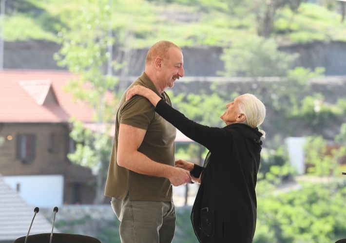 Prezident İlham Əliyev Laçın şəhərinə qayıdan əhali ilə görüşüb, evlərin açarlarını onlara təqdim edib<font color=red> - FOTOLAR</font>