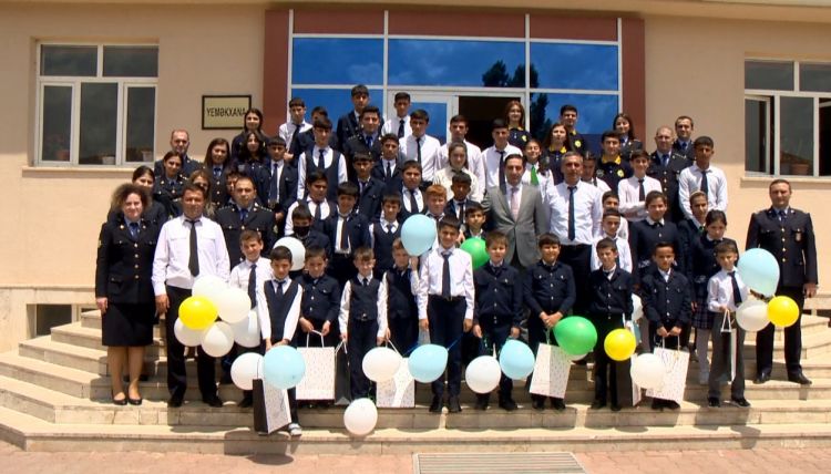 Naxçıvan gömrükçülərindən uşaqlara bayram sovqatı<font color=red> - VİDEO</font>