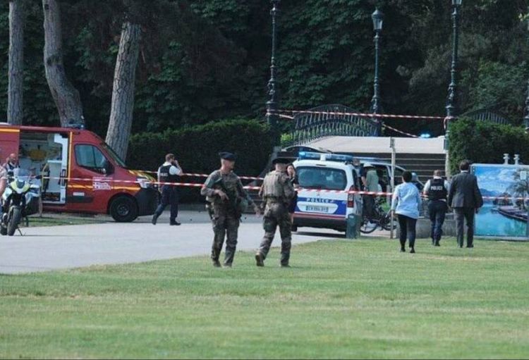 Fransada bıçaqla silahlanmış şəxs uşaqlara hücum edib