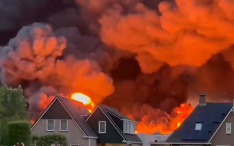 Niderlandda sənaye zonasında güclü yanğın baş verib