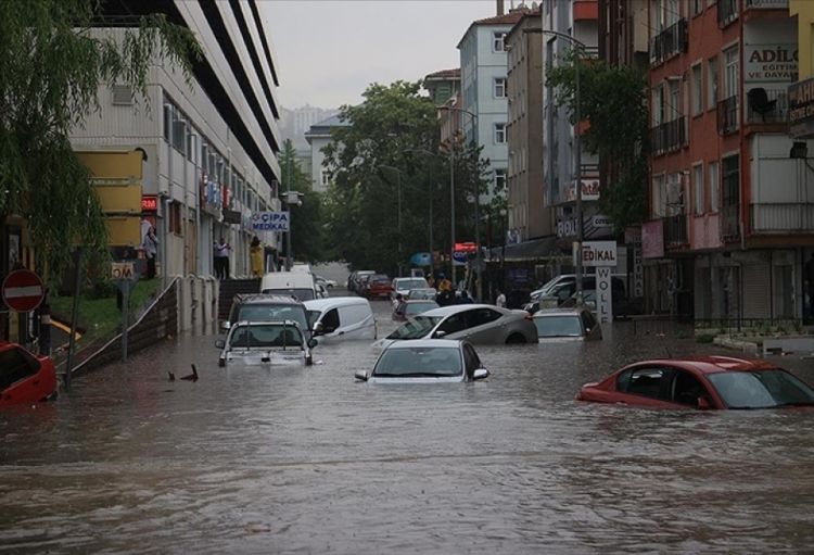 Ankarada leysan səbəbindən bəzi küçələri su basıb