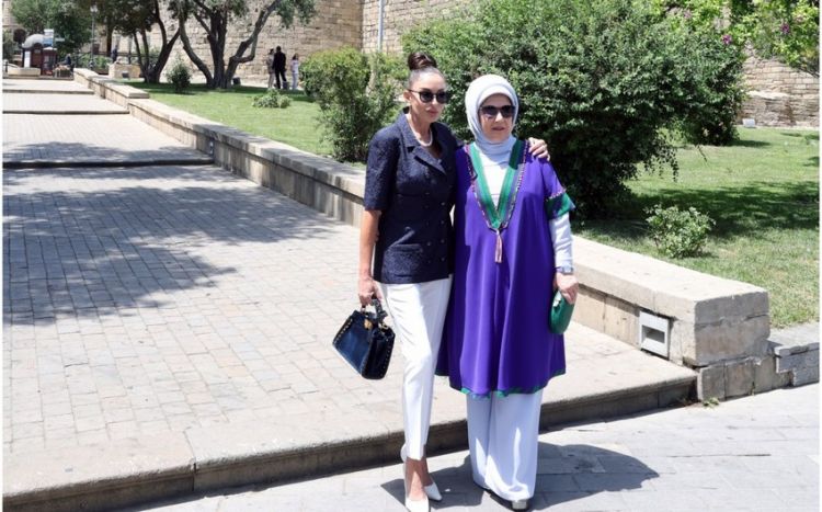 Azərbaycanın və Türkiyənin birinci xanımları İçərişəhərdə olublar<font color=red> - FOTOLAR</font>