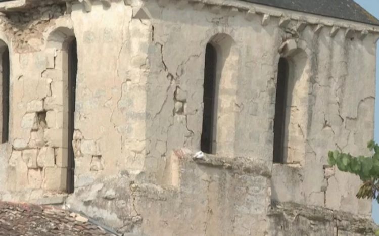 Fransada güclü zəlzələ olub: yüzlərlə ev, məktəb dağılıb, xəsarət alanlar var