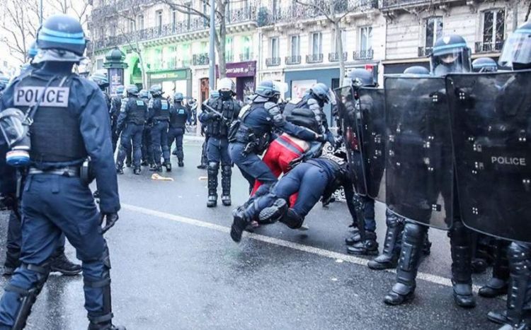 Fransada etiraz aksiyası zamanı 10-dan çox jandarm yaralanıb