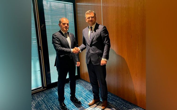 Ceyhun Bayramov Kuleba ilə regional və beynəlxalq təhlükəsizlik məsələlərini müzakirə edib