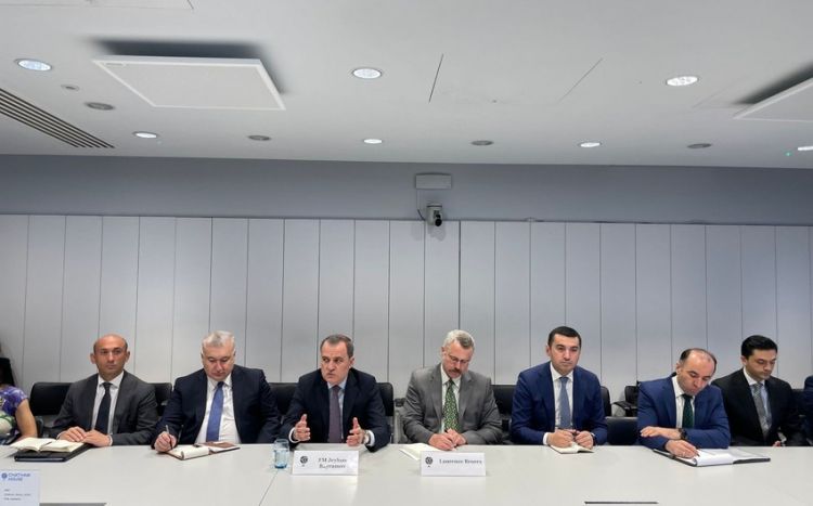 Ceyhun Bayramov Londonda Ermənistanın sülh prosesinə xələl gətirən təxribatlarından danışıb