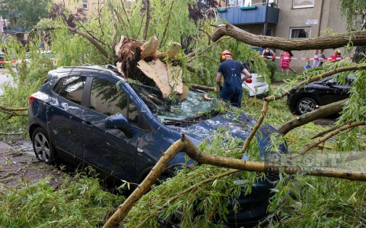 Almaniyada fırtına fəsadlar törədib, küçələri su basıb, qatar və təyyarə reysləri təxirə salınıb