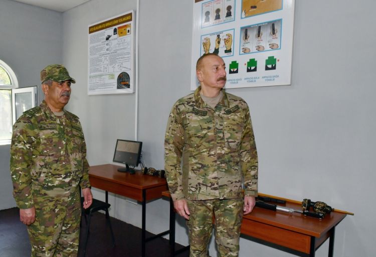 Prezident İlham Əliyev MN-in komando hərbi hissələrinin birində yaradılan şəraitlə tanış olub, hərbi hissəyə Döyüş bayrağını təqdim edib<font color='red'> - YENİLƏNİB 2</font><font color=red> - FOTOLAR</font>