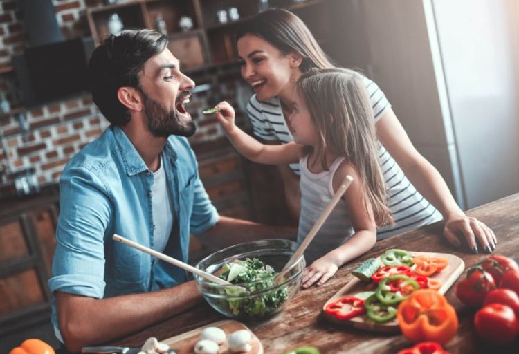 Araşdırma: Uşaqların valideynlərlə müsbət münasibətlərinin qurulması onların gələcəkləri üçün faydalıdır