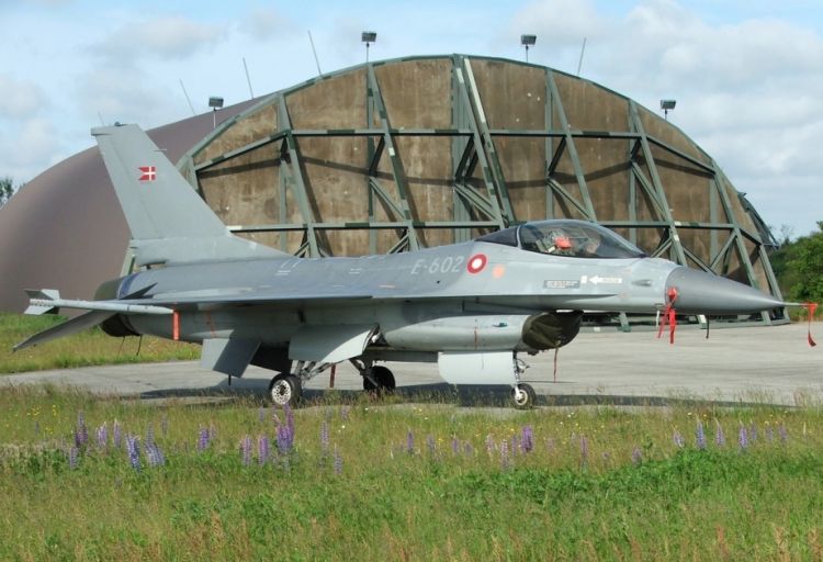 Danimarka hökuməti ukraynalı pilotların F-16 döyüş təyyarəsini idarə etmək üçün təlimlərə başladığını bildirib