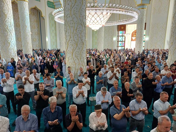 Naxçıvan məscidlərində bayram namazı qılınıb<font color=red> - FOTOLAR</font>
