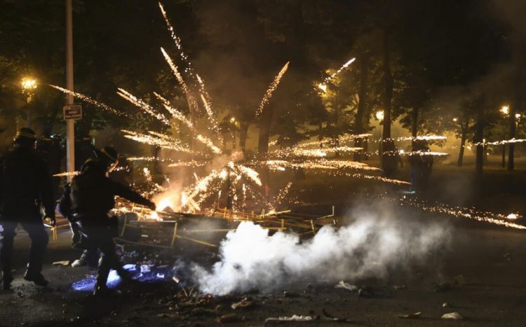 Parisdə güllələnən gəncə görə başlayan etirazlar Strasburqa sirayət edib