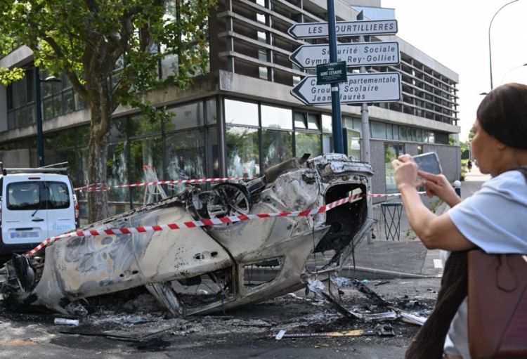 Çin Fransadakı iğtişaşlarla əlaqədar həmvətənlərinə xəbərdarlıq edib