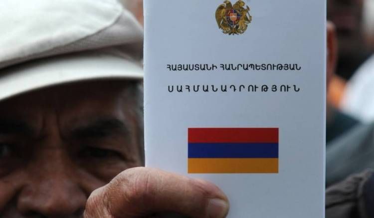 Hraparak: “Ermənistanda konstitusiyaya əməl olunmur”