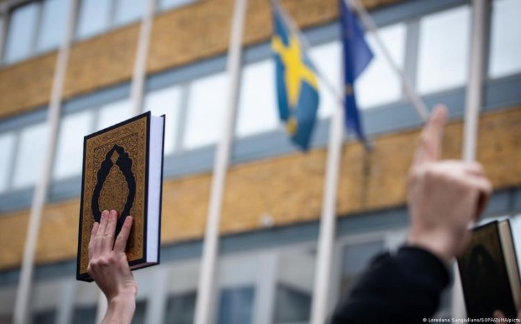 İsveçdə üç nəfər müqəddəs dini kitabları yandırmaq istəyir