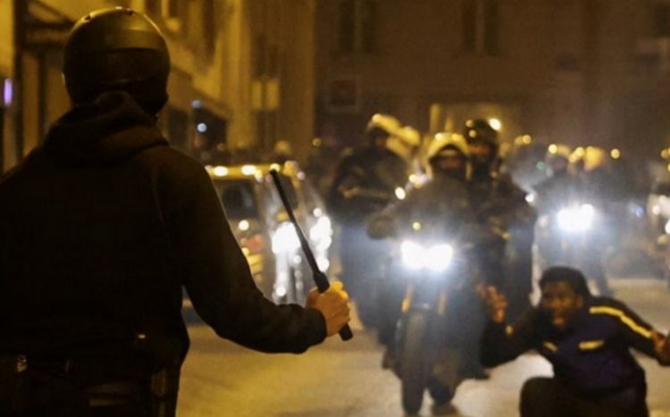 Fransada son sutkada 1 polis əməkdaşı yaralanıb, daha 20 nəfər saxlanılıb