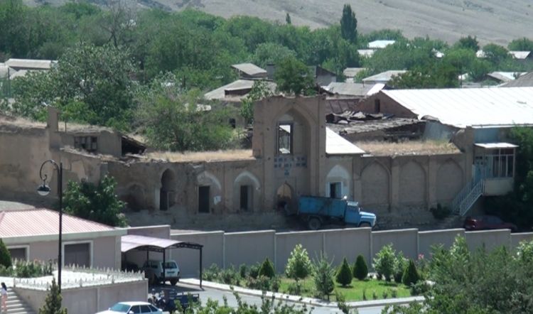 300 yaşlı Ordubad Mədrəsəsi uçub dağılır<font color=red> - VİDEO</font>