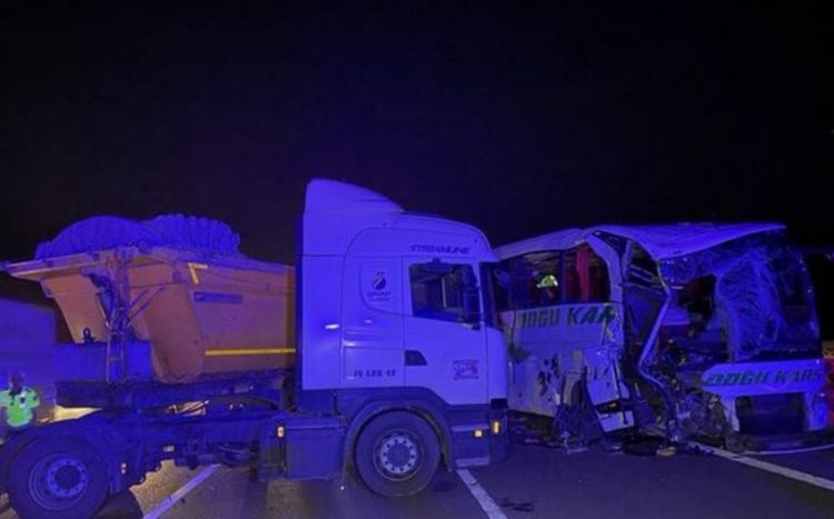 Türkiyədə sərnişin avtobusu və yük maşını toqquşub, 18 nəfər yaralanıb