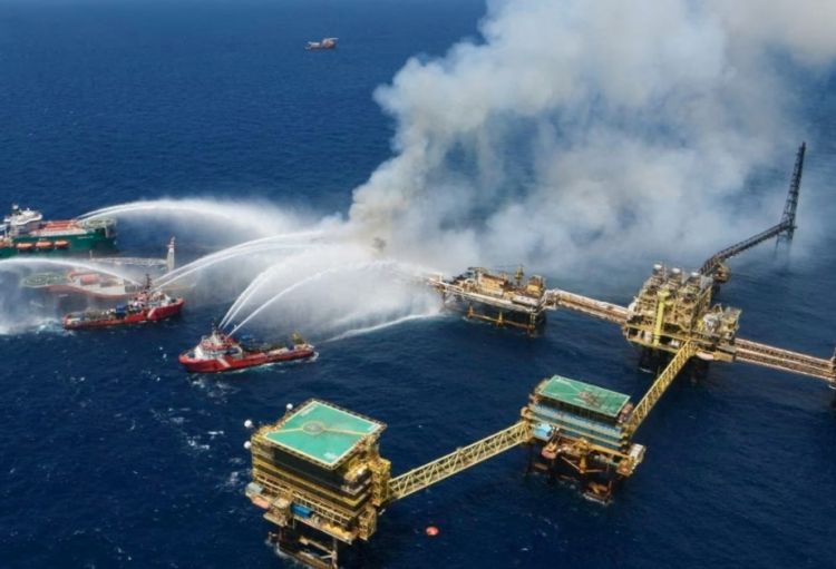 Meksika körfəzində neft platformasında baş verən yanğında iki işçi ölüb