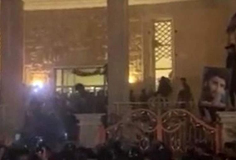 Etirazçılar İsveçin Bağdaddakı səfirliyinin binasını yandırıblar