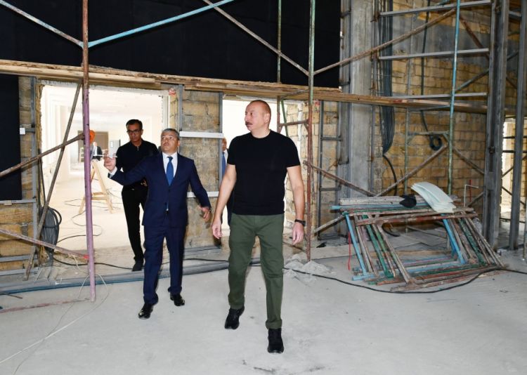 Prezident İlham Əliyev Şuşada 1 nömrəli tam orta məktəbin binasında tikinti işlərinin gedişi ilə tanış olub<font color=red> - FOTOLAR</font>