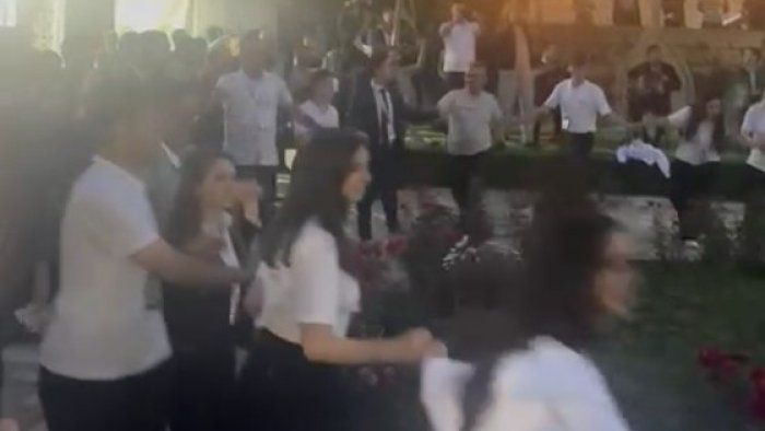 Şuşa Qlobal Media Forumunda xarici qonaqlar “YALLI” rəqsi oynayıblar<font color=red> - VİDEO</font>