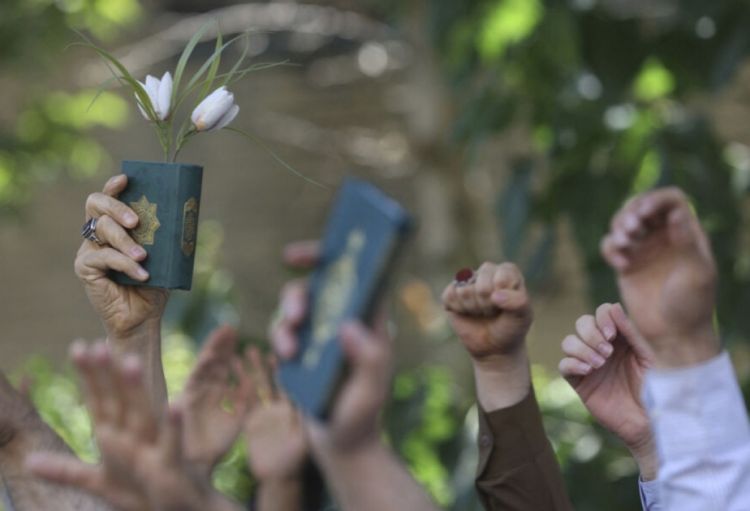 İraqın Kopenhagendəki səfirliyi önündə Quran kitabı yandırılıb