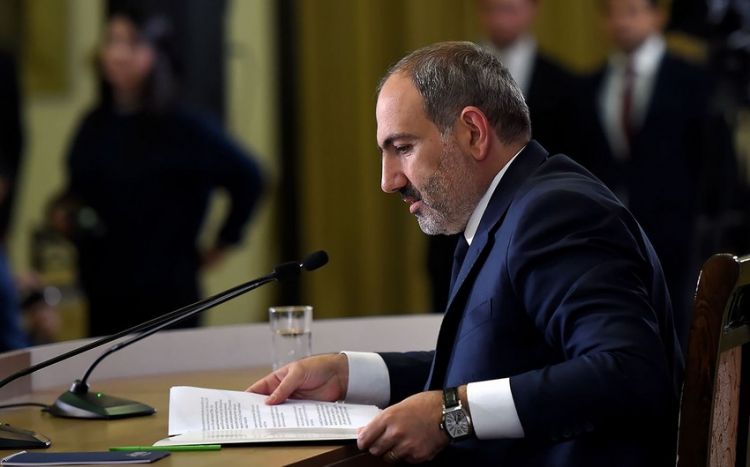 Paşinyan kütləvi etirazlar səbəbindən gizli şəkildə prezidentin kabinetinə köçüb