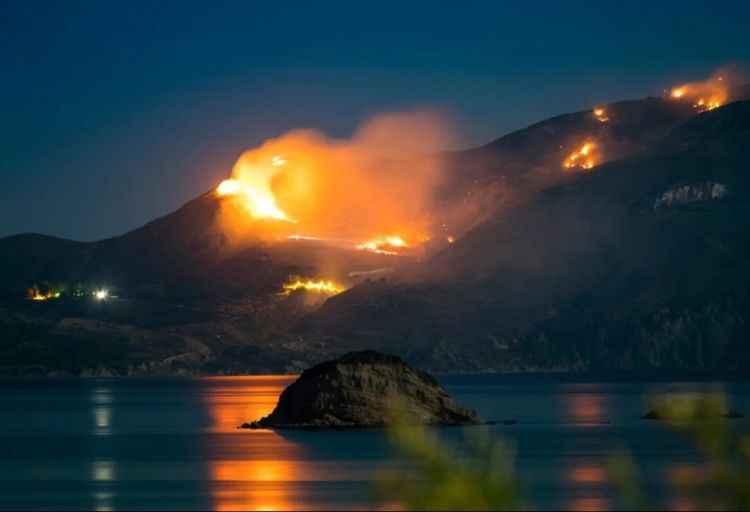 Yunanıstanda meşə yanğınları ilə mübarizə davam edir