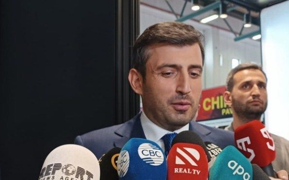 Səlcuq Bayraktar “IDEF - 23” sərgisində Azərbaycan pavilyonunu ziyarət edib