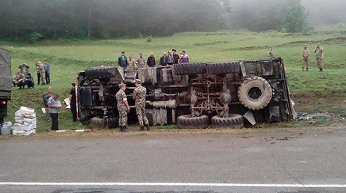 Ermənistanda hərbi avtomobil qəzaya uğrayıb, 2 hərbçi yaralanıb