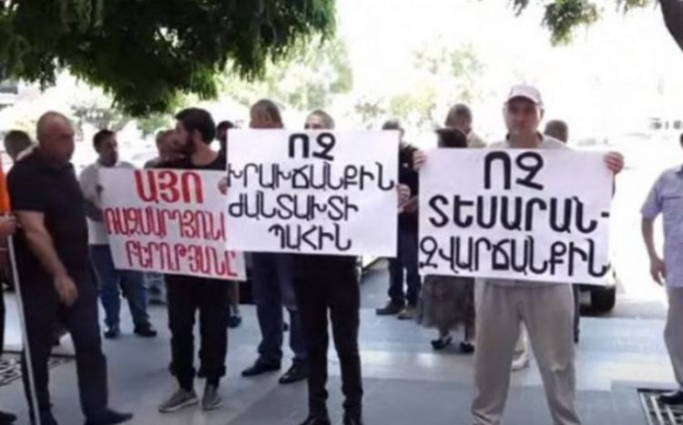 Ermənistan parlamentinin önündə etiraz aksiyası keçirilir