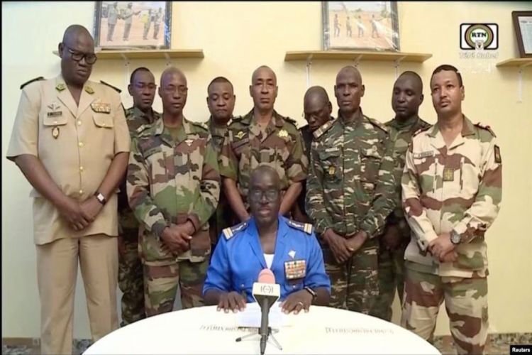 Qiyamçılar Fransanı Nigerin hava məkanını pozmaqda ittiham edir