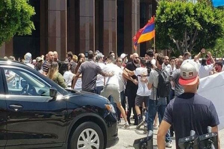 Ermənilər Azərbaycanın Los-Ancelesdəki Baş konsulluğunun binası qarşısında aksiya keçirir