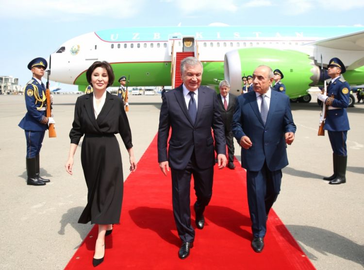Özbəkistan Prezidenti Şavkat Mirziyoyev Azərbaycana dövlət səfərinə gəlib<font color=red> - FOTOLAR</font>
