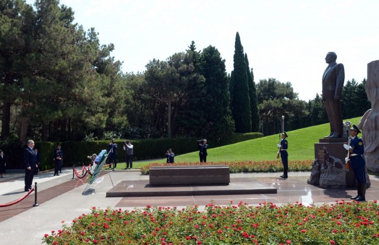 Özbəkistan Prezidenti Şavkat Mirziyoyev Ulu Öndər Heydər Əliyevin məzarını ziyarət edib