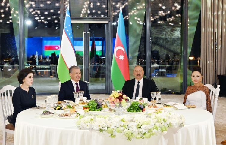 Azərbaycan ilə Özbəkistan prezidentləri və xanımları Füzuli şəhərində yeni evlərə köçürülmüş sakinlərlə görüşüblər<font color='red'> - YENİLƏNƏCƏK</font>