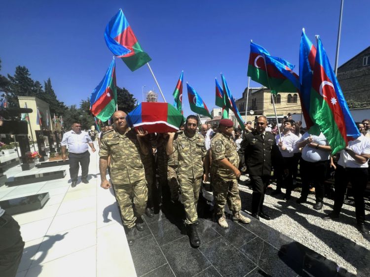  Otuz bir il əvvəl şəhid olan Məhərrəm Abbasov torpağa tapşırılıb<font color=red> - FOTOLAR</font>