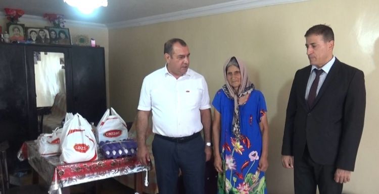 Naxçıvanda aztəminatlı ailələrə ərzaq yardımı verilib<font color=red> - FOTOLAR</font>