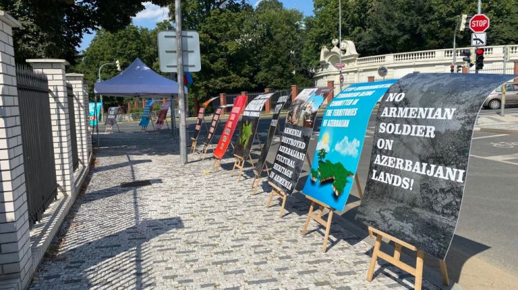 ATƏT-in Praqadakı nümayəndəliyi qarşısında Ermənistanı ifşa edən aksiya təşkil olunub