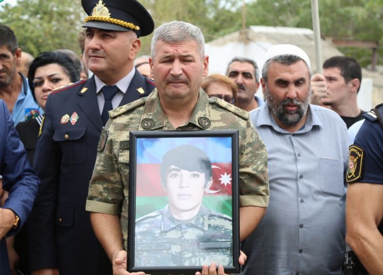 Otuz bir il əvvəl şəhid olan Nurəli Abdullayev torpağa tapşırılıb<font color=red> - FOTOLAR</font>