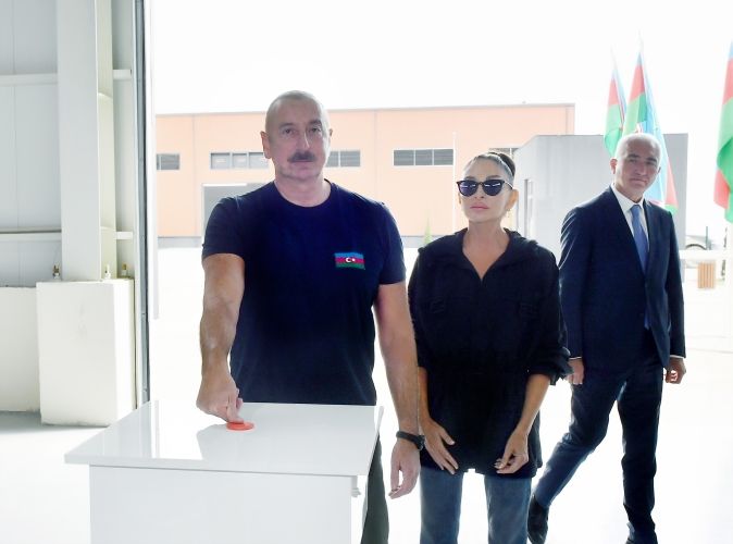 Prezident və birinci xanım Laçının sənaye zonasında mebel fabrikinin açılışında iştirak edib, bir sıra müəssisələrdə yaradılan şəraitlə tanış olublar<font color=red> - FOTOLAR</font>
