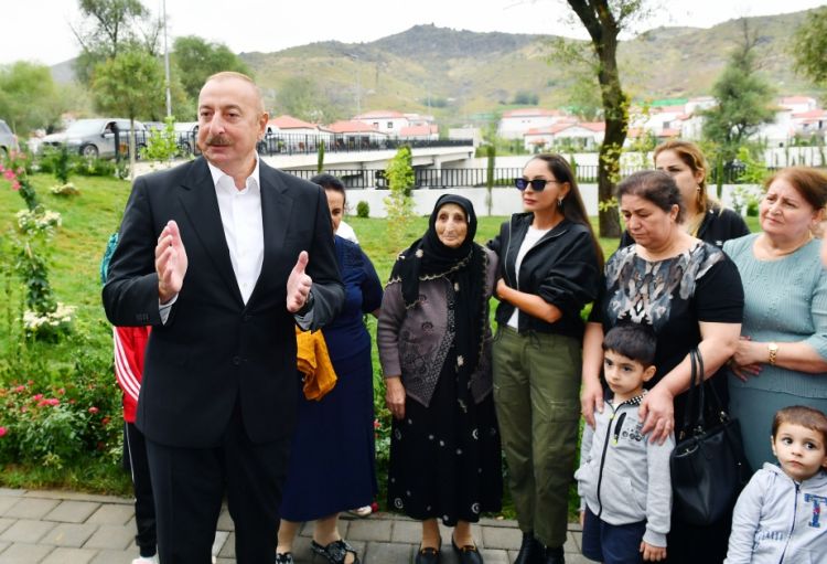 Prezident İlham Əliyev və birinci xanım Mehriban Əliyeva Laçının Zabux kəndində görülmüş işlərlə tanış olublar və sakinlərlə görüşüblər<font color='red'> - YENİLƏNİB</font>