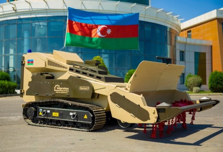 Azərbaycan istehsalı olan minatəmizləmə maşını Qarabağ Dirçəliş Fonduna təqdim olunub