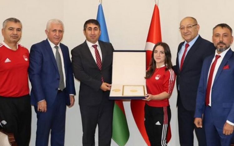 Prezident İlham Əliyev Ermənistandakı çempionluğunu Azərbaycana həsr edən türkiyəli idmançıya medalın xüsusi hazırlanmış surətini hədiyyə edib