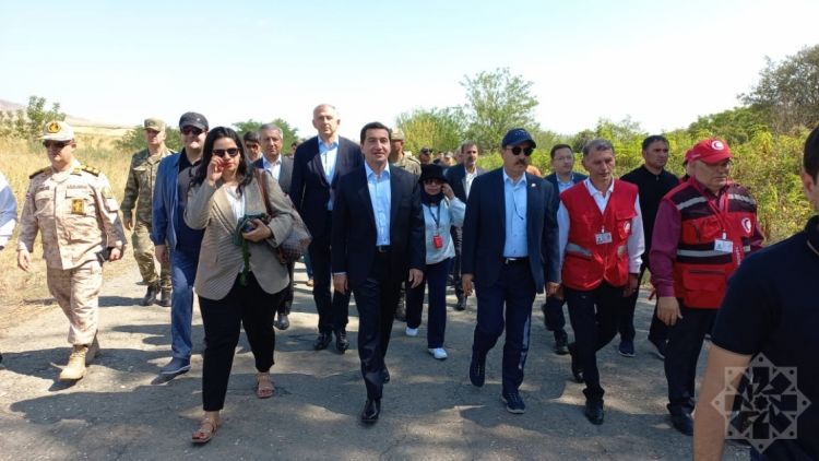Xarici diplomatlar Ağdam-Xankəndi yolunda Azərbaycan Qızıl Aypara Cəmiyyətinin ərzaq yüklərinin yerləşdiyi məntəqə ilə tanış olublar<font color=red> - FOTOLAR</font>