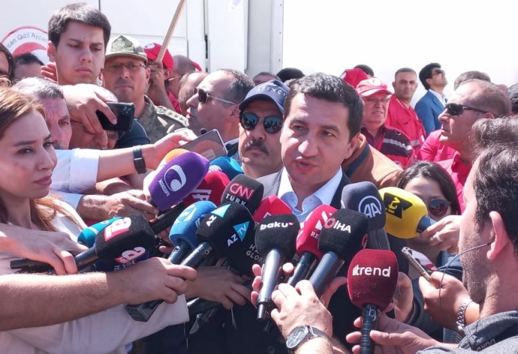 Hikmət Hacıyev: “Ağdam-Xankəndi yolundan imtina edilməsini yalnız rasizm və diskriminasiya kimi qiymətləndirə bilərik”