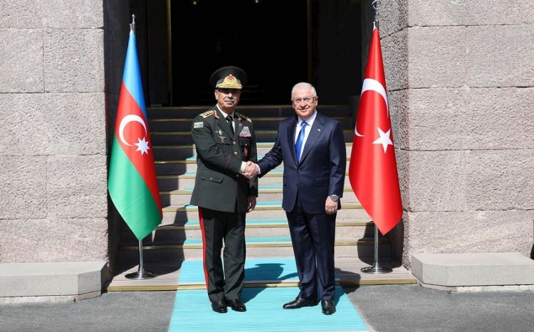 Azərbaycan və Türkiyənin müdafiə nazirləri hərbi əməkdaşlıq məsələlərini müzakirə ediblər<font color=red> - VİDEO</font>