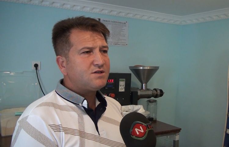 Badamlı qəsəbə sakini ailə təsərrüfatında  bitki toxumlarından yağ alır<font color=red> - VİDEO</font>